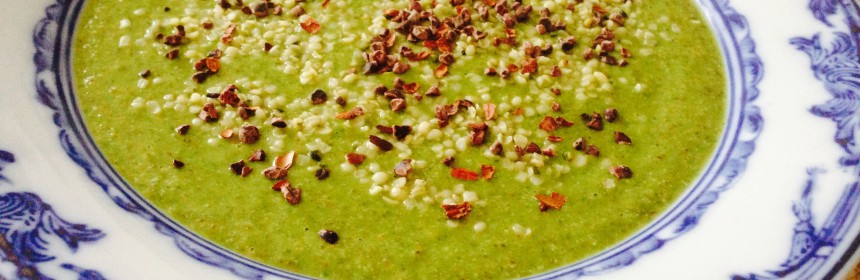 Tallrik med Grön smoothie 143 toppad med hampafrön och coconibs