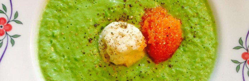 Grön ärtsoppa med pepparrotsklick och stenbitsrom i tallrik