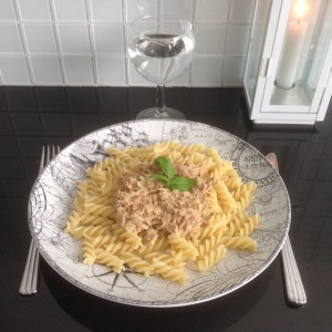 Tallrik med pasta och tonfisksås