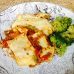 Lasagne och broccoli på tallrik