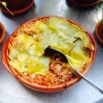 Vegetarisk lasagne i ugnsform med en sked i