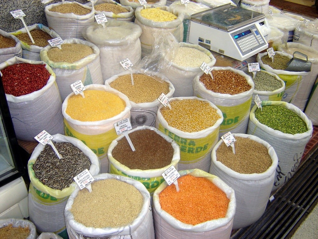 Bönor och sädeslag i säckar på en matmarknad utomlands